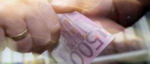 Eine Hand wäscht die andere, auch bei Partys politischer Parteien? So sieht - und kritisiert - das die Linke.