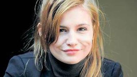 Will eine „Lady“ sein: Josefine Preuß, 26, spielte von 2000 bis 2003 in der Kinderserie „Schloss Einstein“ mit. Ihr Durchbruch gelang ihr als Lena Schneider in der ARD-Serie „Türkisch für Anfänger“, die auch als Kinoadaption erfolgreich war. Am Donnerstag ist sie als Altenpflegerin Lotta Brinkhammer im Fernsehfilm „Lotta &amp; die großen Erwartungen“ (20 Uhr 15, ZDF) zu sehen. Josefine Preuß wohnt in Berlin. Foto: dapd