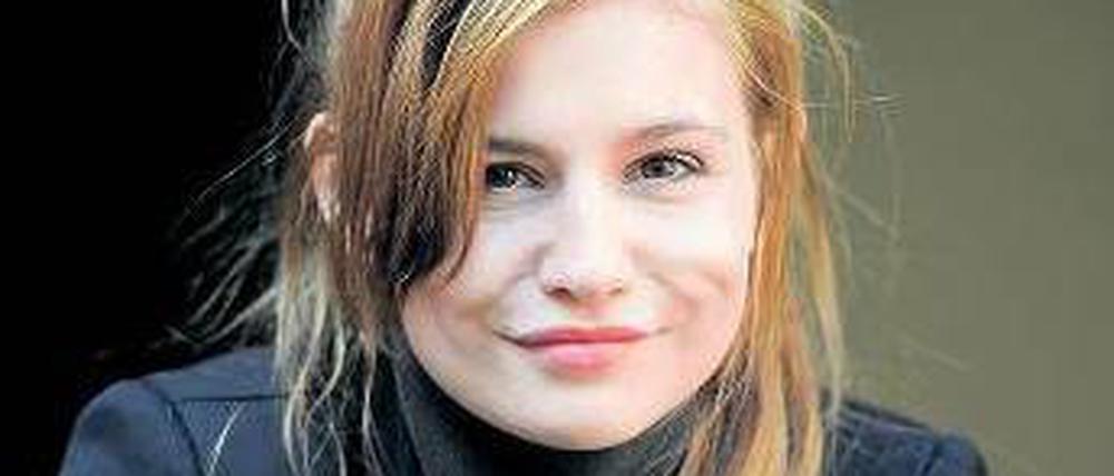 Will eine „Lady“ sein: Josefine Preuß, 26, spielte von 2000 bis 2003 in der Kinderserie „Schloss Einstein“ mit. Ihr Durchbruch gelang ihr als Lena Schneider in der ARD-Serie „Türkisch für Anfänger“, die auch als Kinoadaption erfolgreich war. Am Donnerstag ist sie als Altenpflegerin Lotta Brinkhammer im Fernsehfilm „Lotta &amp; die großen Erwartungen“ (20 Uhr 15, ZDF) zu sehen. Josefine Preuß wohnt in Berlin. Foto: dapd