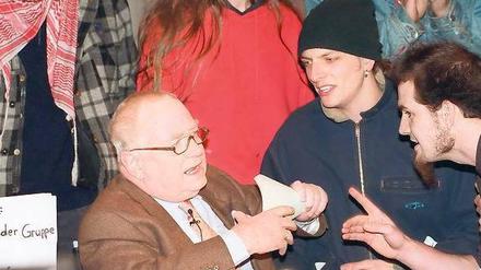 „Talk im Turm“, 18.1.1998. Studenten bedrängen Moderator Erich Böhme. Foto: dpa