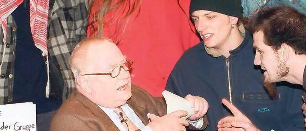 „Talk im Turm“, 18.1.1998. Studenten bedrängen Moderator Erich Böhme. Foto: dpa