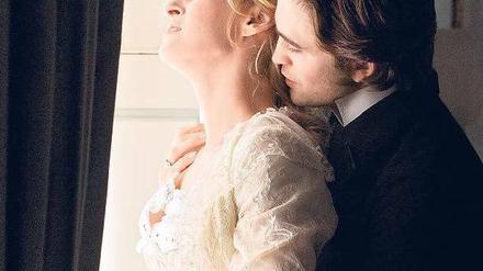 Verführungskünstler. Uma Thurman und Robert Pattinson. Foto: StudioCanal