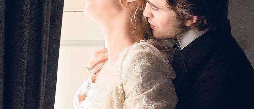 Verführungskünstler. Uma Thurman und Robert Pattinson. Foto: StudioCanal