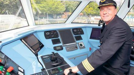 Hier bin ich der Kapitän. Ronald David ist der Chef an Bord seines Dampfers. Fast 62 Meter ist das Schiff lang, acht Meter breit und 20 Stundenkilometer schnell. Und wenn David will, leuchten die Sterne. Foto: Davids/Darmer