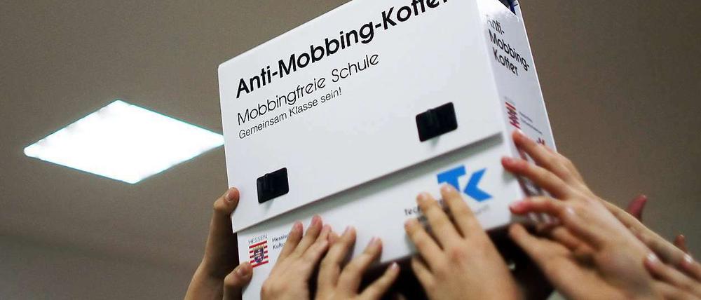 In dem Anti-Mobbing-Koffer finden sich viele Unterrichtsmaterialien, Anleitungen für Gruppenübungen und Videofilme zur Mobbing-Prävention.