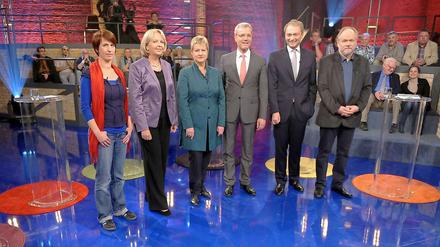 Die sechs Spitzenkandidaten im TV-Schlagabtausch (von links): Katharina Schwabedissen (Linke), Ministerpräsidentin Hannelore Kraft (SPD), Sylvia Löhrmann (Grüne) Bundesumweltminister Norbert Röttgen (CDU), ChristianLindner (FDP) und Joachim Paul (Piratenpartei).
