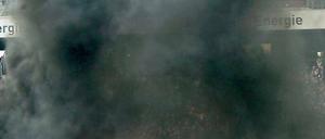 Trübes Bild. Einige Kölner Fans können sich nicht beherrschen, Schiedsrichter Florian Meyer schickt daraufhin in der letzten Spielminute alle Spieler in die Kabine. Foto: dapd