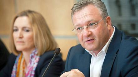Noch nicht über den Kreuzberg: Berlins Innensenator Frank Henkel (CDU) und Polizeivizepräsidentin Margarete Koppers. 