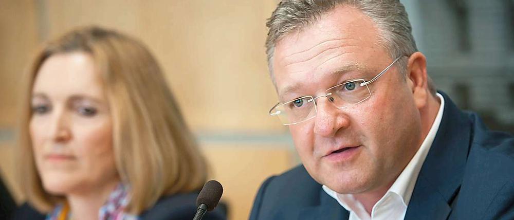 Noch nicht über den Kreuzberg: Berlins Innensenator Frank Henkel (CDU) und Polizeivizepräsidentin Margarete Koppers.