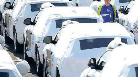 Im Ausland begehrt. Deutsche Autos – hier verpackt für die Ausfuhr. Foto: dapd