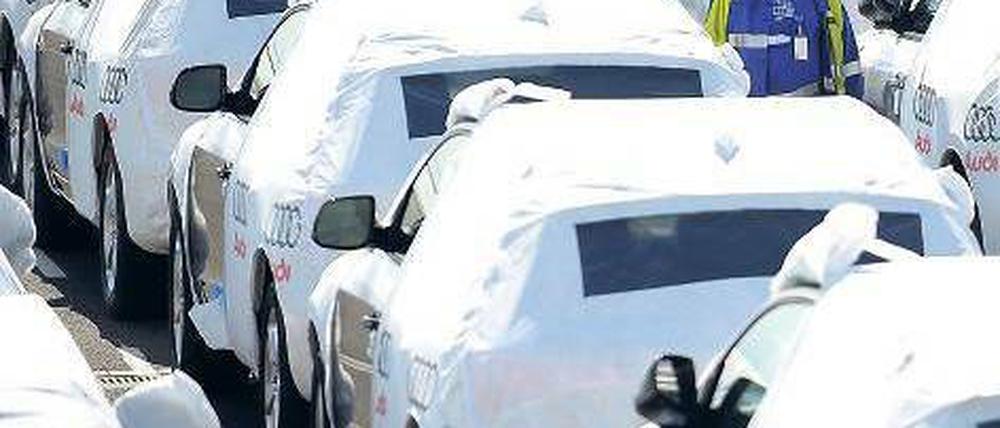 Im Ausland begehrt. Deutsche Autos – hier verpackt für die Ausfuhr. Foto: dapd