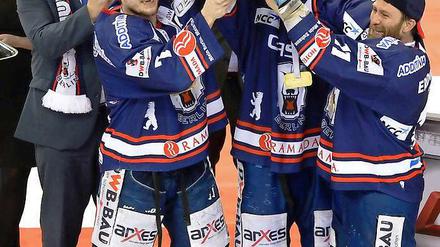 Deutsche Meister mit Berliner Regierendem. Die Eisbären nehmen den Pokal in Beschlag und lassen sich von Klaus Wowereit beklatschen. 