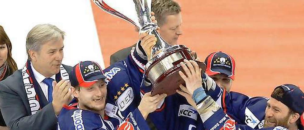 Deutsche Meister mit Berliner Regierendem. Die Eisbären nehmen den Pokal in Beschlag und lassen sich von Klaus Wowereit beklatschen.