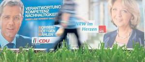 Auf den Plakaten sind sie nett. Aber der bislang eher langweilige Wahlkampf in NRW ist gut eine Woche vor dem Urnengang doch etwas schärfer geworden. Denn Rot-Grün muss um die sicher geglaubte Mehrheit bangen. Foto: Martin Gerten/dpa