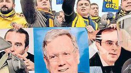 Solidarität mit einem Schummler. Fenerbahce-Präsident Yildirim bleibt in Haft, sein Klub kommt straffrei davon. Foto: dpa