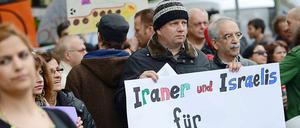 Iraner und Irsaelis demonstrieren gemeinsam für Frieden.