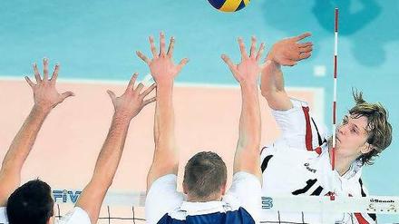 Kampf gegen den Block. Robert Kromm (r.) im Nationalmannschafts-Trikot. Der 28-Jährige, der nach Berlin wechselt, ist einer der Leistungsträger des deutschen Teams. Foto: AFP
