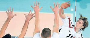 Kampf gegen den Block. Robert Kromm (r.) im Nationalmannschafts-Trikot. Der 28-Jährige, der nach Berlin wechselt, ist einer der Leistungsträger des deutschen Teams. Foto: AFP