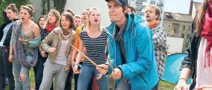 Sind mit voller Begeisterung dabei: Studenten der Ernst-Busch-Schule als lautstarke Demonstranten.