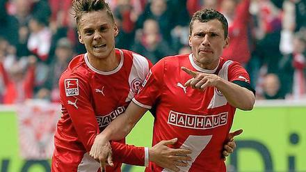Ken Ilsö (l.) und Oliver Fink jubeln. Fortuna darf in die Relegation.
