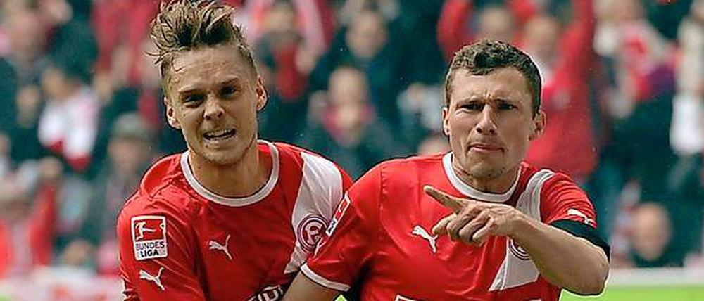 Ken Ilsö (l.) und Oliver Fink jubeln. Fortuna darf in die Relegation.