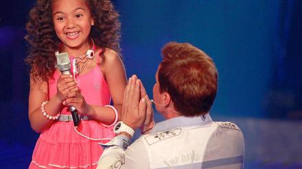 Die acht Jahre alte Kandidatin Alysha wird von Jurymitglied Dieter Bohlen gelobt.