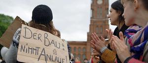 Am Montag haben die Ernst-Busch-Schüler erneut für ihren Neubau demonstriert. Diesmal vor dem Roten Rathaus. SPD und CDU hatten bekannt gegeben, wegen zu hoher Kosten auf einen Neubau zu verzichten und stattdessen die einzelnen Standorte der Schule in Berlin zu sanieren.