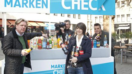 ARD-Markencheck: Auch wenn nicht überall "Coca Cola" groß drauf steht - der amerikanische Getränkemulti steckt hinter mehr Getränken als man denkt. 