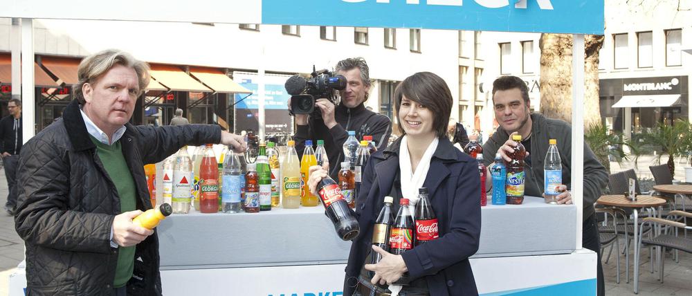 ARD-Markencheck: Auch wenn nicht überall "Coca Cola" groß drauf steht - der amerikanische Getränkemulti steckt hinter mehr Getränken als man denkt. 