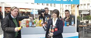ARD-Markencheck: Auch wenn nicht überall "Coca Cola" groß drauf steht - der amerikanische Getränkemulti steckt hinter mehr Getränken als man denkt. 