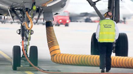 Teure Ladung. Die Lufthansa geht davon aus, dass sie in diesem Jahr 7,5 Milliarden Euro für Kerosin ausgeben muss – 1,2 Milliarden Euro mehr als noch im vergangenen Jahr. Foto: dapd