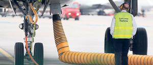 Teure Ladung. Die Lufthansa geht davon aus, dass sie in diesem Jahr 7,5 Milliarden Euro für Kerosin ausgeben muss – 1,2 Milliarden Euro mehr als noch im vergangenen Jahr. Foto: dapd