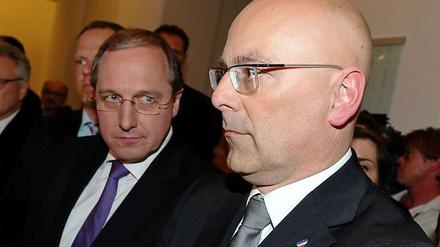 Jost de Jager, CDU-Spitzenkandidat (links), und Torsten Albig, SPD-Spitzenkandidat, beäugen sich in Kiel. 