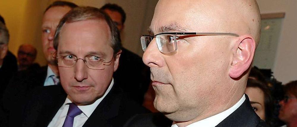 Jost de Jager, CDU-Spitzenkandidat (links), und Torsten Albig, SPD-Spitzenkandidat, beäugen sich in Kiel. 