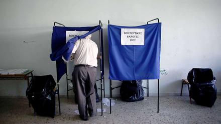 In einer Schicksalswahl sind die Griechen am Sonntag an die Urnen gegangen. Nach zwei Jahren in der Schuldenkrise dürfte die Parlamentswahl die wichtigste Abstimmung der vergangenen Jahrzehnte sein.
