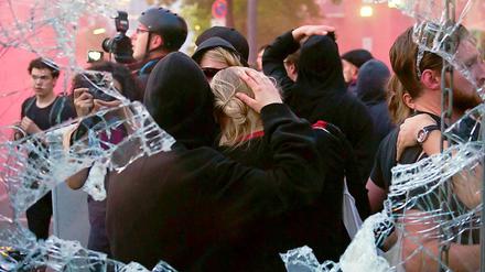 Teilnehmer der "Revolutionären 1. Mai Demo" vor dem Jüdischen Museum