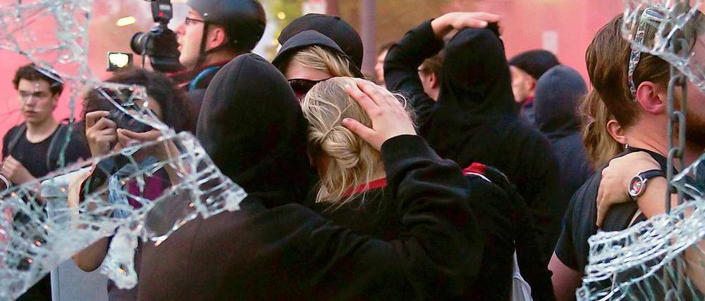 Teilnehmer der "Revolutionären 1. Mai Demo" vor dem Jüdischen Museum