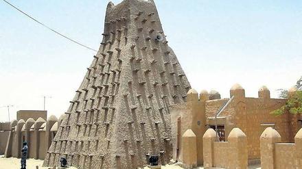 Wunder aus Lehm. Die Moscheen von Timbuktu sind architektonische Kostbarkeiten. Eine ähnliche Weltkulturerbestätte, das Grabmal des Heiligen Sidi Mahmoud, wurde bei den Bürgerkriegsunruhen in Mali nun schwer beschädigt. Foto: AFP