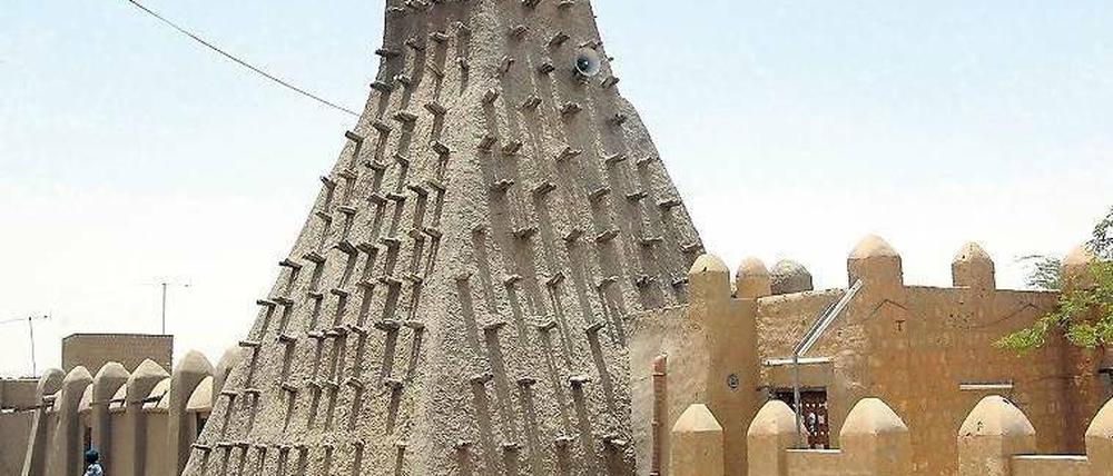 Wunder aus Lehm. Die Moscheen von Timbuktu sind architektonische Kostbarkeiten. Eine ähnliche Weltkulturerbestätte, das Grabmal des Heiligen Sidi Mahmoud, wurde bei den Bürgerkriegsunruhen in Mali nun schwer beschädigt. Foto: AFP