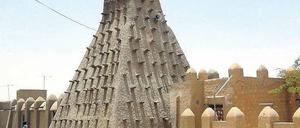 Wunder aus Lehm. Die Moscheen von Timbuktu sind architektonische Kostbarkeiten. Eine ähnliche Weltkulturerbestätte, das Grabmal des Heiligen Sidi Mahmoud, wurde bei den Bürgerkriegsunruhen in Mali nun schwer beschädigt. Foto: AFP
