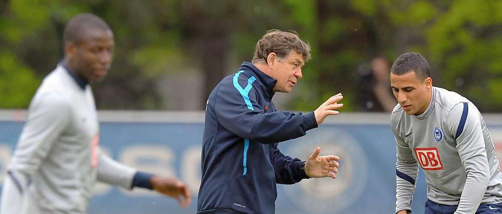 Das Ziel im Blick: Die Herthaner Ramos (l) und Ben-Hatira (r) mit Trainer Rehhagel