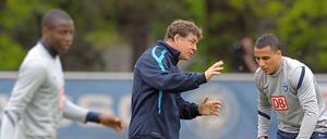 Das Ziel im Blick: Die Herthaner Ramos (l) und Ben-Hatira (r) mit Trainer Rehhagel