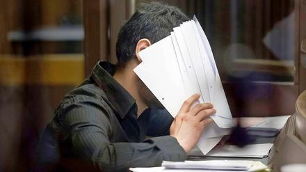 Der wegen zweifachen Mordes und dreifachen Mordversuchs angeklagte Mehmet Y. im Landgericht Berlin 