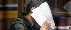 Der wegen zweifachen Mordes und dreifachen Mordversuchs angeklagte Mehmet Y. im Landgericht Berlin 