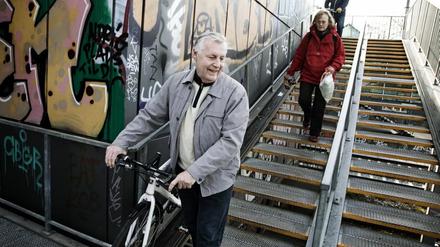Selbstverständlich mit dem Rad unterwegs. Dänemarks Transportminister Henrik Dam Kristensen am Kopenhagener S-Bahnhof Østerport. Der Minister ist gerade auf dem Weg zur Einweihung neuer DSB S-Bahnzüge, die mehr Fahrräder als bisher transportieren können. Seit 2010 ist der Transport eines Fahrrades in der S-Bahn kostenlos. Seither werden pro Jahr nicht mehr 2,1 Millionen Fahrräder, sondern 7,3 Millionen transportiert. 