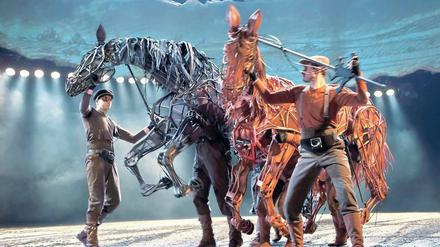 Hüa, Pferdchen. Nein, dies sind keine Plastinate von Gunther von Hagens, sondern die Topthorn und Joey (von links) geheißenen künstlichen Hengste samt ihrer Puppenspieler. Sie sind die tierischen Helden des Theaterspektakels „War Horse – Gefährten fürs Leben“, das nächstes Jahr aus dem London Westend ins Theater des Westens kommt. Foto: Promo