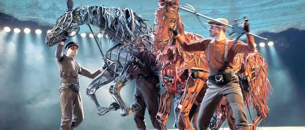 Hüa, Pferdchen. Nein, dies sind keine Plastinate von Gunther von Hagens, sondern die Topthorn und Joey (von links) geheißenen künstlichen Hengste samt ihrer Puppenspieler. Sie sind die tierischen Helden des Theaterspektakels „War Horse – Gefährten fürs Leben“, das nächstes Jahr aus dem London Westend ins Theater des Westens kommt. Foto: Promo