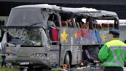 Am Tag der Katastrophe. Ein Seelsorger steht am 26.September 2010 vor dem verunglückten polnischen Reisebus.