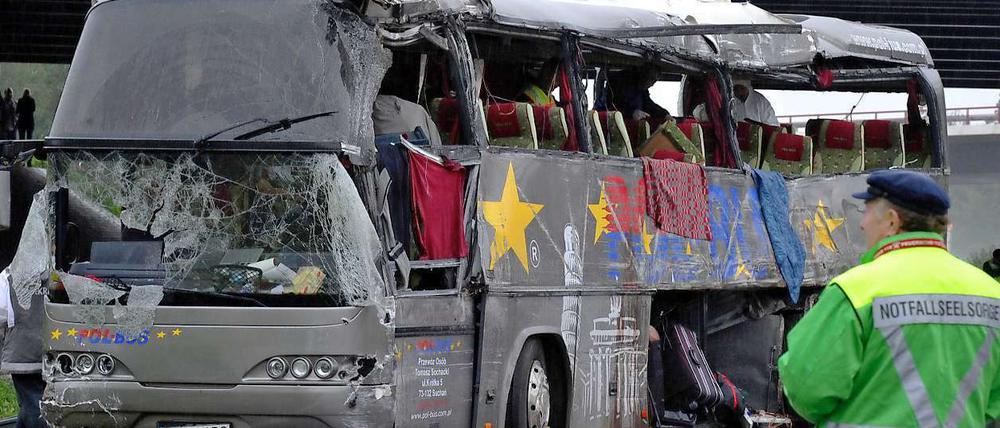 Am Tag der Katastrophe. Ein Seelsorger steht am 26.September 2010 vor dem verunglückten polnischen Reisebus.
