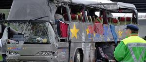 Am Tag der Katastrophe. Ein Seelsorger steht am 26.September 2010 vor dem verunglückten polnischen Reisebus.